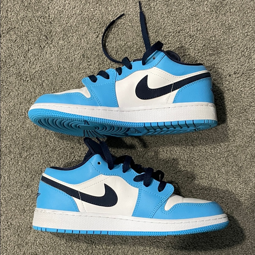 Nike Air Jordan 1 Lows UNC - Picture 2 of 6